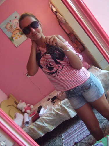 ame sua sorte,ame seu cabelo e seu perfume,ame o sol, ame as suas musicas,ame seus medos,ame o que passou o qe está acontecendo é o qe está por vir ! apenas ame