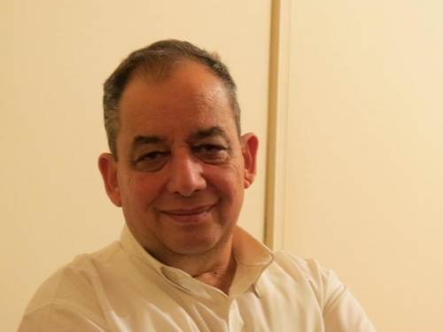 روائي مصري، جسده في مكان، وقلبه في مصر،يقف دائما في مفترق طرق، يعاني من حالة مزمنة من الحنين والشجن