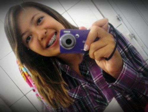 A menina q nau vive sem ser colors,A menina q ama muuuuitoo aqueles meninos Lindos d+ do One direction e q  nau vive sem os Amores dela q é a Restart....♥