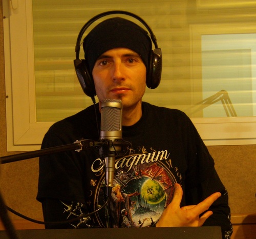 A radio show On Air since 1999, with Carlos Santos. [Um programa de rádio de autor No Ar desde 1999, com Carlos Santos.]