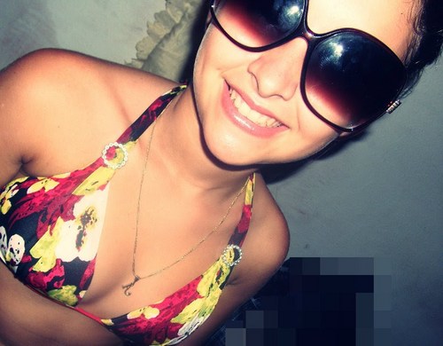 Tenho 16 anos/ariana,curso 2°ano do ensino médio amo minha família.
