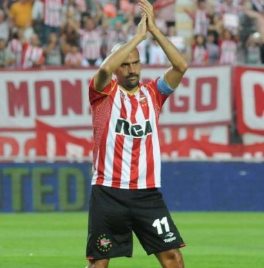 Hincha dl mejor equipo de la plata E.de.L.P y me gusta el mejor jugador dl mundo JSV y  tambien me gusta JUSTIN BIEBER TE AMO JUSTIN.100%PINCHARATA