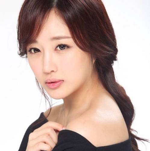 Actress,speak 3languages, i love puppies, beach, n movies~favorite color is gold n pink!!
연기자 .관심사영화,애니메이션,요리,운명,사랑,판타지,야구,사진,미술,바이올린,운동,혈액형...