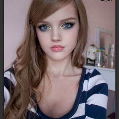 Қыз бөтелкемен мастурбация жасайды (порно онлайн)