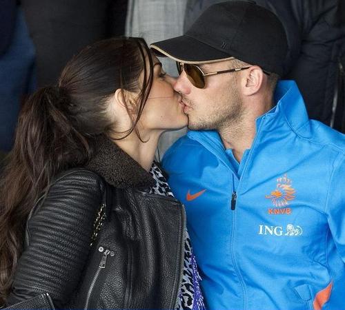 Twitter page for all the fans of Wesley Sneijder & Yolanthe Cabau, the cutest couple ever! Visit our community! http://t.co/ZPzZxVLB =)