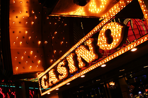 Online Casino Games like Online Slots, Online Poker Rooms, Video Poker, Bingo, Roulette Casino games.   Get sign up bonus for playing with real money.
