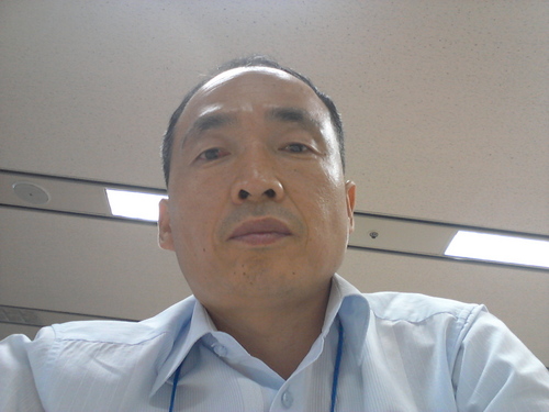 경북 영천시에 살고있으며 영천시청에 근무하고 있습니다. 담당분야는 통신(방범용CCTV)이고요. 현재 6급입니다. 가족은 미모의 아내와 든든한 아들, 그리고 깜찍한 딸이고요. 참 텃밭에 키우는 토종닭 30마리도 가족입니다.