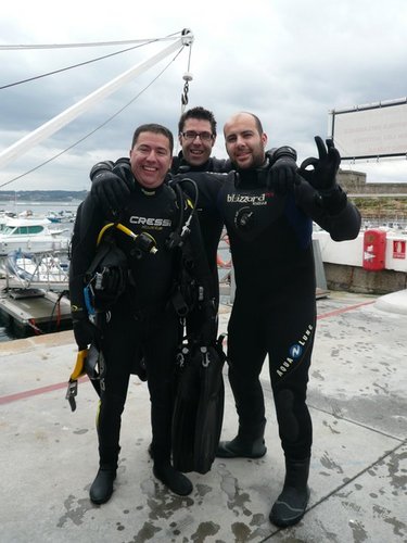 Escuela de buceo PADI, con actividades y salidas de submarinismo. Tienda de material de buceo y demás. Somos muy divertidos y agradables. Buceo para todos