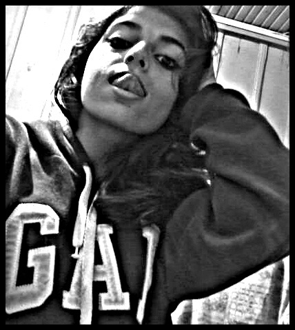 14anos, Sou sarcástica, irônica, observadora, sincera, não puxo o saco de ninguém, tenho mente mafiosa, e tô pouco me fudendo sobre oque pensam de mim! _l_