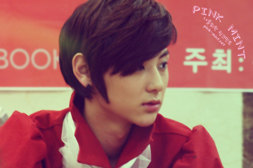 (￣︶￣)  H w a n g M i n H y u n  ♥ มิ น ฮ ย อ น บ อ ท .....ไหว้งามๆ ^++++++^ ไม่ฟอลมาแล้วจะเสียใจเพราะผมหล่อมาก ว๊าวว ~~ Thank Follow me [19/5/12]