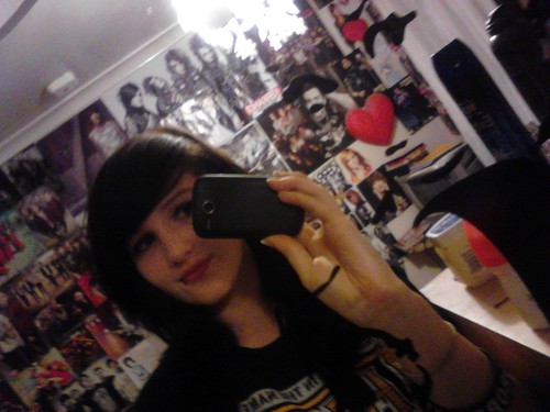 Hi, im Beth.follow me guys, and don't be afraid to talk to me! BMTH, YM@6, PWD, TDWP, ADTR, ARCHITECTS. @StayGoldFor3v3r - 22/8/11. ♥♥♥