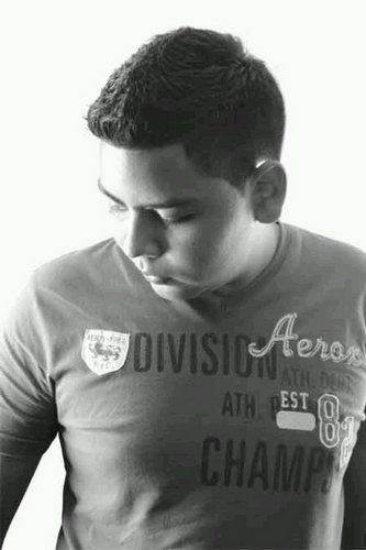 Wilmer011514's profile picture. Mi cuarto NO esta desordenado, Esta ordenado a mi manera.! XD