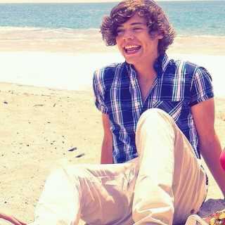 im lindsey im the sweetest bitch youll ever meet i luv one direction and sum people say im an AWSOME SINGER EVER HARRY STYLES IS MINE SO BAK OFF SLUTY HOES