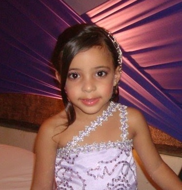 Sou Uma Menininha que adora sonhar brincar faço muitas travessuras mais quando começa REBELDE nem da pra dizer se sou gente ou uma estatua