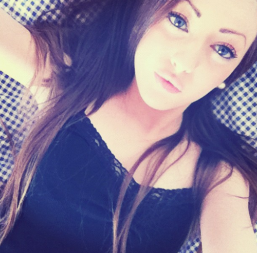 Hi:) I'm from Sweden,I'm a singer and I love One Direction and Justin Bieber. xx