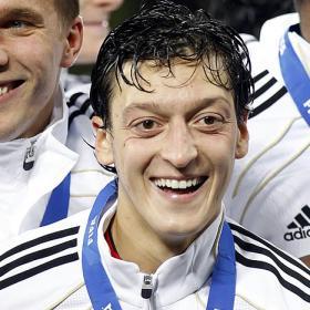 Centrocampista del Real Madrid, modelo internacional y óptico de prestigio. ¿Os acordáis aquella vez que gané la #Décima? Yo tampoco. De vacaciones