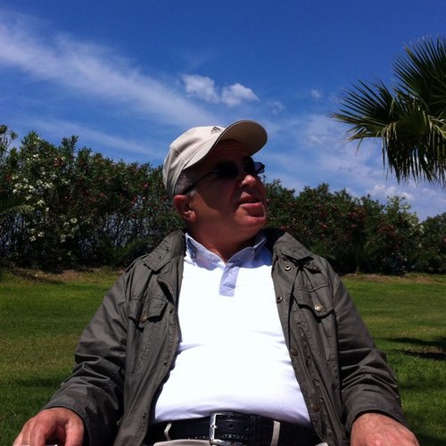 alicankon's profile picture. Her daim okur,bazen yazar ,ara sıra gezer ama hiç çizemez.