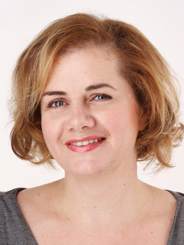 DanielaMassenz's profile picture. Crypto-geek & pseudo-redhead seeking the Middle Way. Bookworm, movie/fragrance/skincare addict. Writer, editor, digital consultant on beauty, health & wellness.