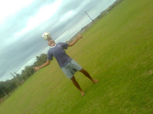 19 anos, viciado em futebol, amo jogar bola,torço pelo flamengo&abc.f.c !