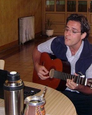 Abogado (UNR). Prof. en Cs. Jurídicas (UCEL). Maestrando en Medio Ambiente (UNR). Musico, Peronista y de Central. Hace falta más?j