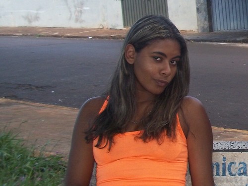 BOM eu sou uma pessoas feliz as vezes triste mas feliz amavel e louca muito louca...