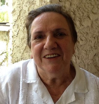 Abuela 24-7, gran lectora, aficionada a los puzzles y crucigramas. Me gusta cocinar y gozar viendo peliculas.