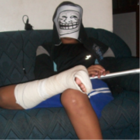Já que eu falo sozinho na vida real, resolvi criar um twitter, pelo menos aqui eu falo sozinho com todo mundo :)