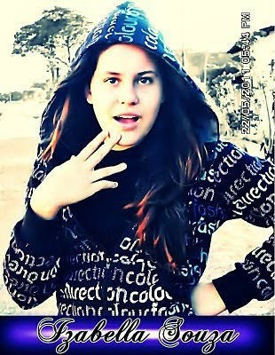 Sou uma garota como outra qualquer, insegura, gosto de sonhar e imaginar além do que eu possa viver.