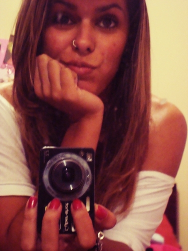 Bipolar, louca, distraída,ciumenta, corajosa,sentimental e totalmente confusa. Sou assim, complicada, engraçada e para alguns um tanto sincera demais!