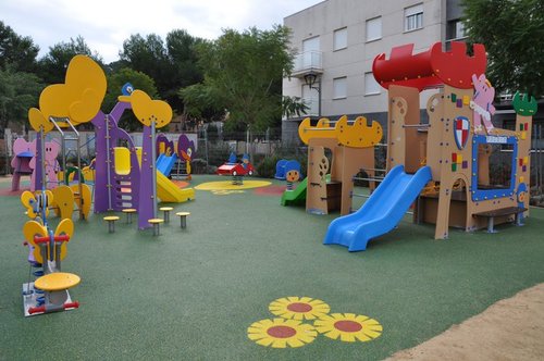 Fabricante de mobiliario urbano y parques infantiles. Columpios, mesas de ping pong y otros elementos se encuentran entre nuestras especialidades.