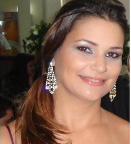 Gaúcha, gremista, advogada de formação, designer interiores de paixão, esposa, mãe, com fé em Deus!!!!