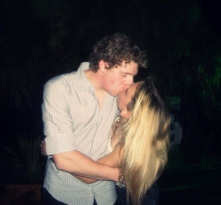 fé em Deus que ele é Justo ♫'.. ♫'♫ '' -
 Namorado da @Luuh_Vemk ;3