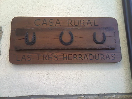 Las Tres Herraduras es una casa rural situada en el casco histórico de Artazu,a 28 km de Pamplona, visita nuestra web para ver más