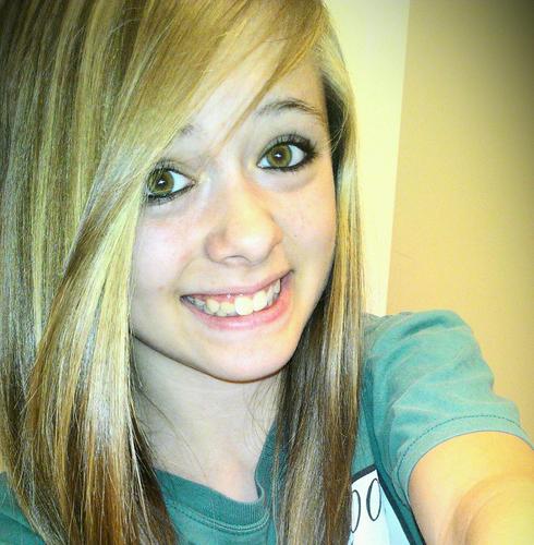 Hi , im mercedes. ha, obviously. 
follow mee , i follow backk.