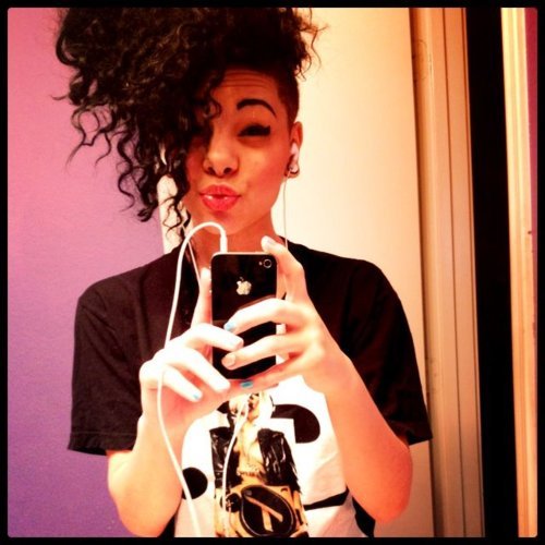 robyn_em's profile picture. I b  mad cool and friendly :) #TeamFollowback
 We Go Hard 
Fav Artist: Rihanna :) she swaggy