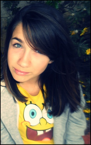 Une bio ? Ouais , j'suis pas trop douée pour ça moi , donc si tu veux mieux me connaître follow me ! ♥