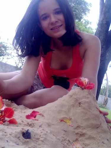 14 anos; timida; ciumenta demais; corinthiana;fotos; musica; internet, celular !!