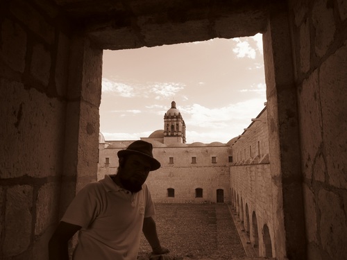 Músico, guitarrista y compositor.