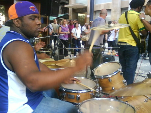 musico BATERISTA , compositor, estudante de produção musical, pai do Fabrício e da Giovana .....