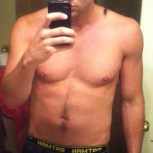 tom0020's profile picture. J i'm 22!i have skype!!l