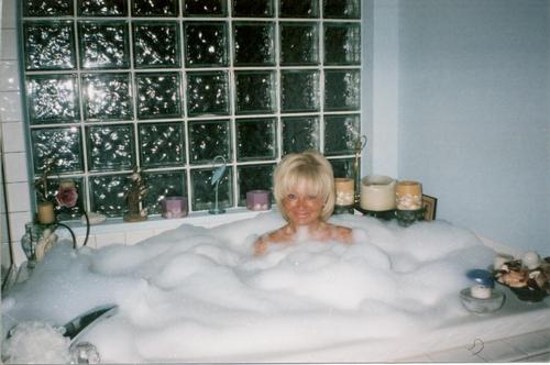 bogonzalez2's profile picture. loves the beach...loves to be a people person, loves her cats and warm weather loves life and (bella vita)