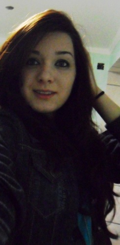 Eu sou um pouco tímida.
Um pouco estranha e um pouco maníaca.