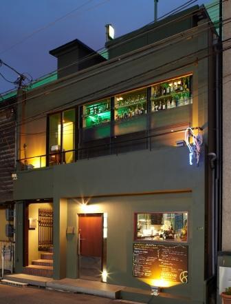 堂島川沿いのイタリア料理店がする「スタンディングバール」です。本格イタリアンやワインやお酒が500円で楽しめるお店です。
大阪市北区堂島浜1-1-9 TEL06-6345-7789
　営業時間：ランチ11:00～14:00、
夜17:30～00:00（ＬＯ23:30）　　定休日：日祝曜日