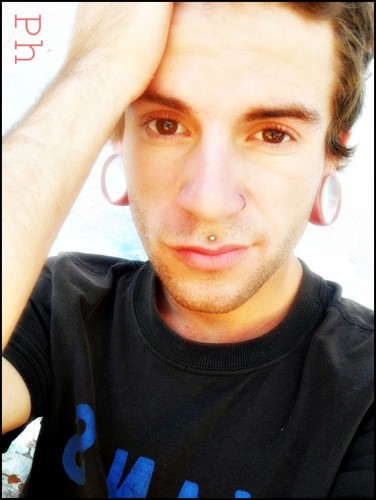 Phellipe, Skateboard's, tattoo, piercing/alargador, Blink 182. Cabelo Bagunçado,camisa xadrez .