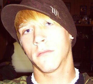 Im 15, just living life. Single/Straight. Take chances, have fun, LIVE LIFE!!!