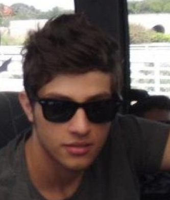 Queria que meu coração esquecesse o quanto você está longe, me impedindo de te abraçar agora.
@ChayLeao ! Criado dia 24/02/2012