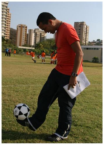 Periodista deportivo. Quería ser futbolista, sólo tuve dos defectos: uno era la pierna izquierda, el otro era la pierna derecha