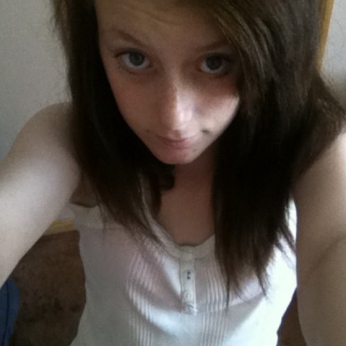 sophiestaff1's profile picture. follow me and ill follow back. follow my old account @sophiestaff follow it please, thnx:) love music and drawing and dancing