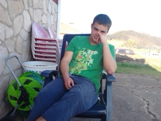 Naci en 1996 hago varios deportes soy Dj y presentador de TopTeenager