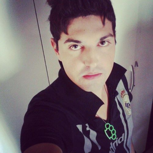 21,Cancêriano,adoro rave,amo minha familia,e adoro meus amigos e amo aqueles que eu considero! Siga-me